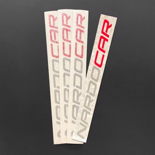 Nardocar Sticker Mellom (250 × 17 mm) – Grå/Rød